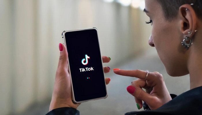 Comment TikTok bouleverse les codes traditionnels du parfum