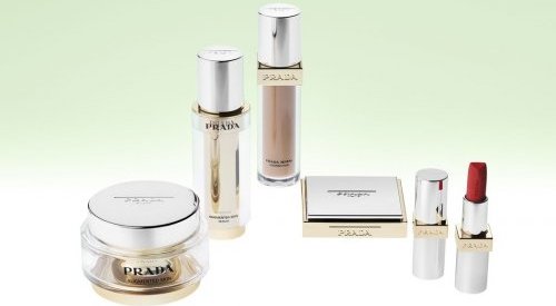 Prada fait son entrée en soin et maquillage avec des produits rechargeables